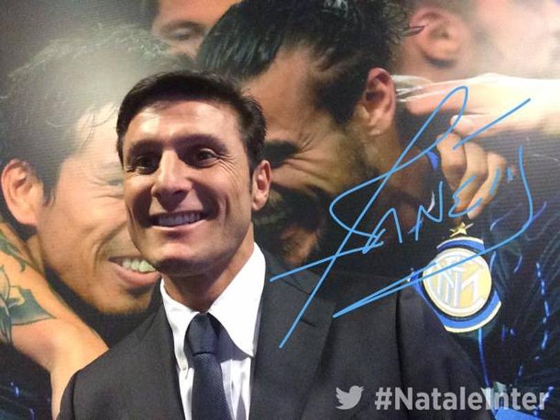 Gi auguri di Javier Zanetti, durante la festa di Natale dell&#39;Inter, con una foto sul profilo Twitter del club. Twitter/@inter